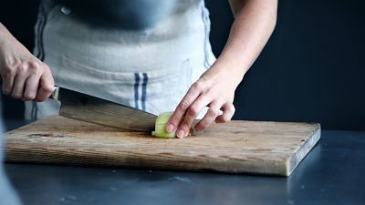 El ayudante de cocina: Descubre sus tareas y su sueldo